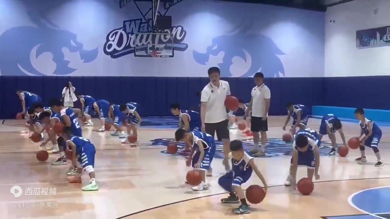 熊猫体育官方-篮球夏令营开营典礼举行，青少年积极参与