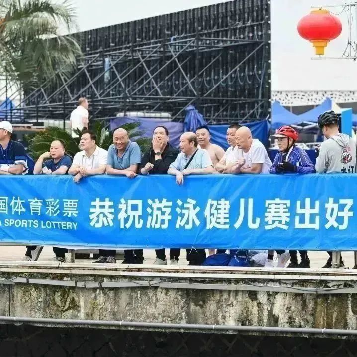 熊猫体育官方网站-游泳赛场欢快激动，观众喝彩不断