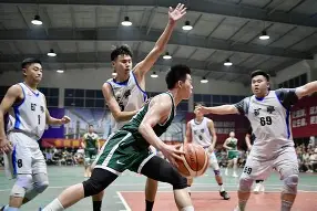 热血对决引发狂热，球场上燃起激情之火的简单介绍