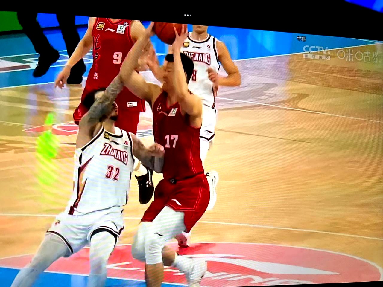 熊猫TV-紧张激烈！比赛现场气氛紧张动人，球员拼尽全力