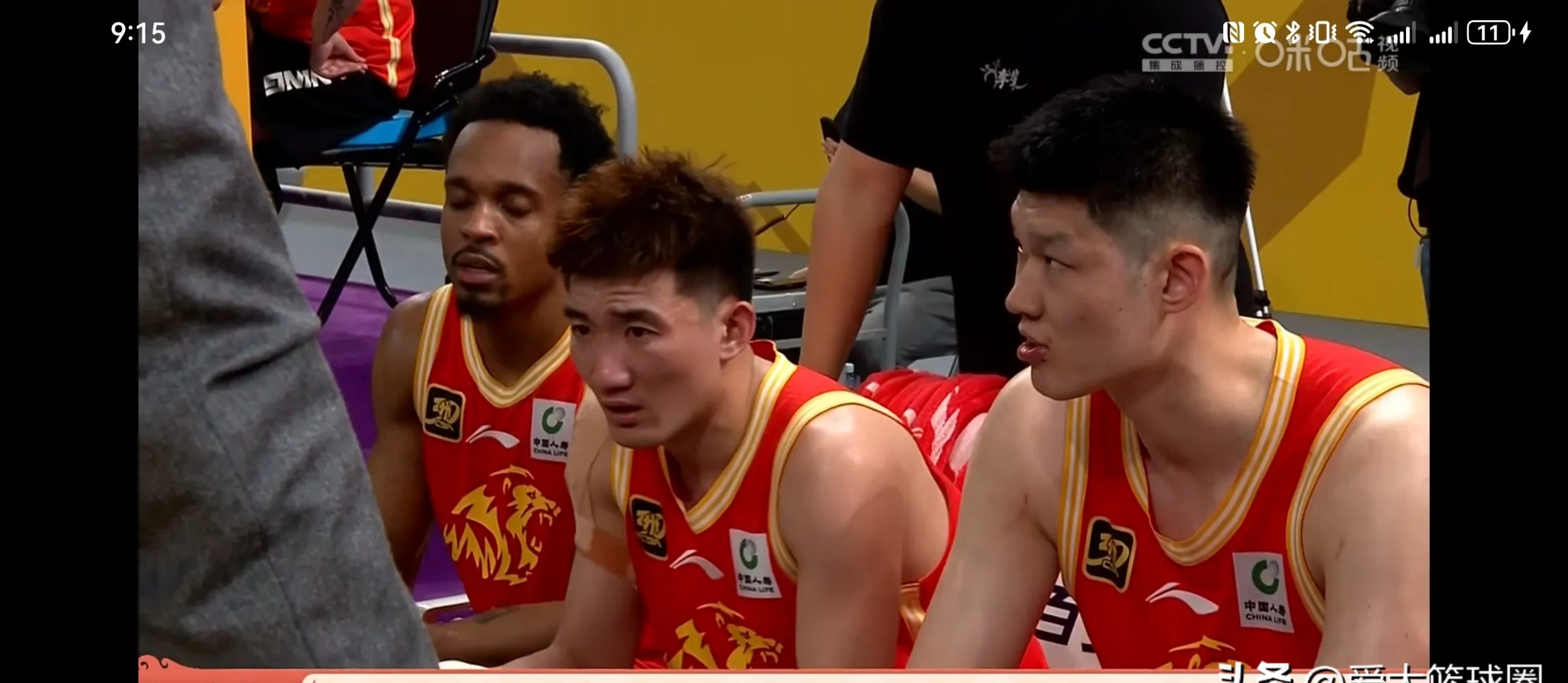 紧张激烈！比赛现场气氛紧张动人，球员拼尽全力