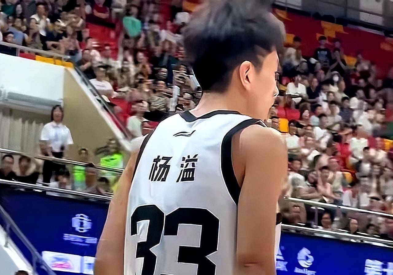 年轻球员崭露头角，稳健发挥领先