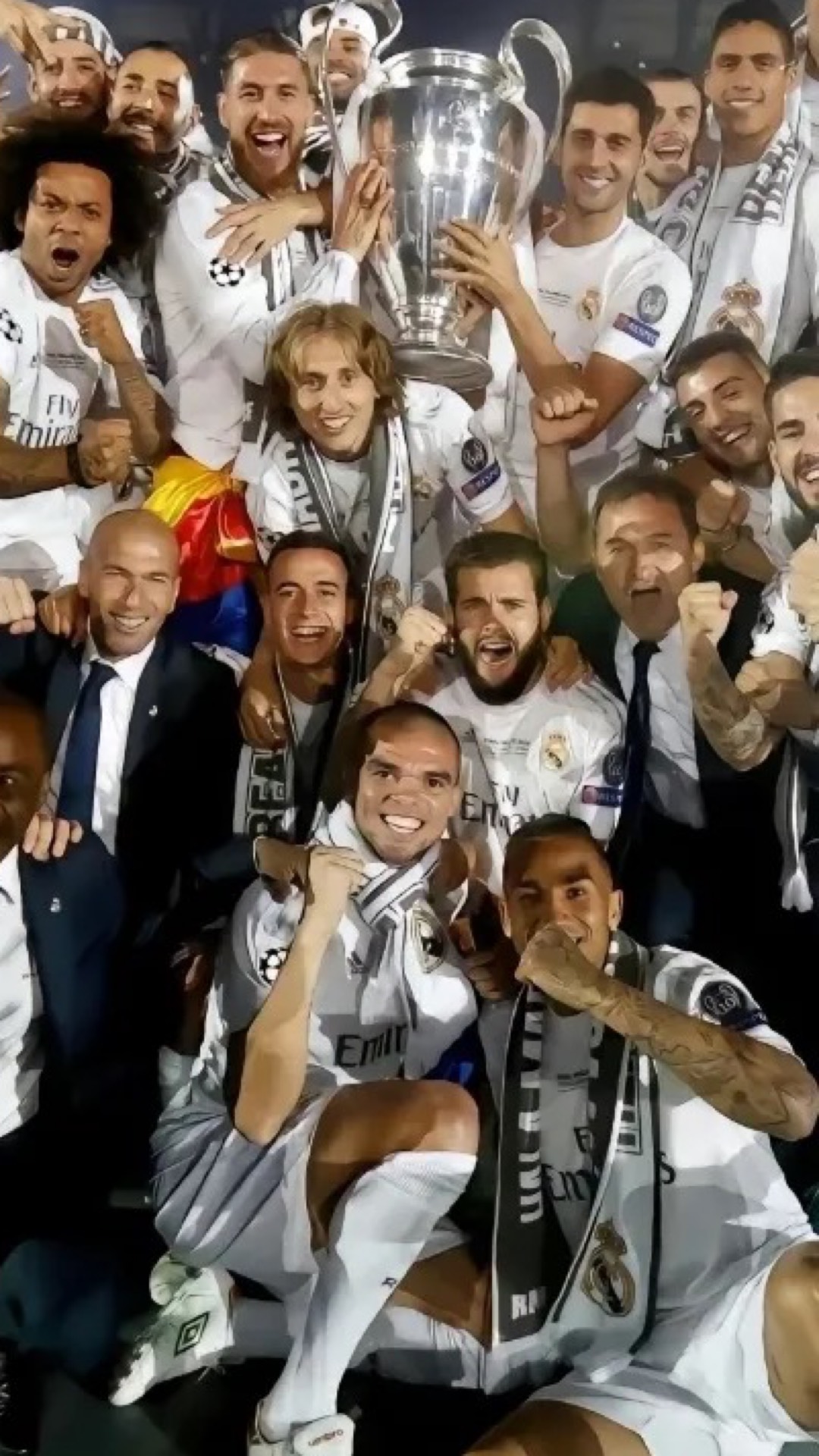 包含切尔西客场战平伯恩利，保住联赛榜首的词条