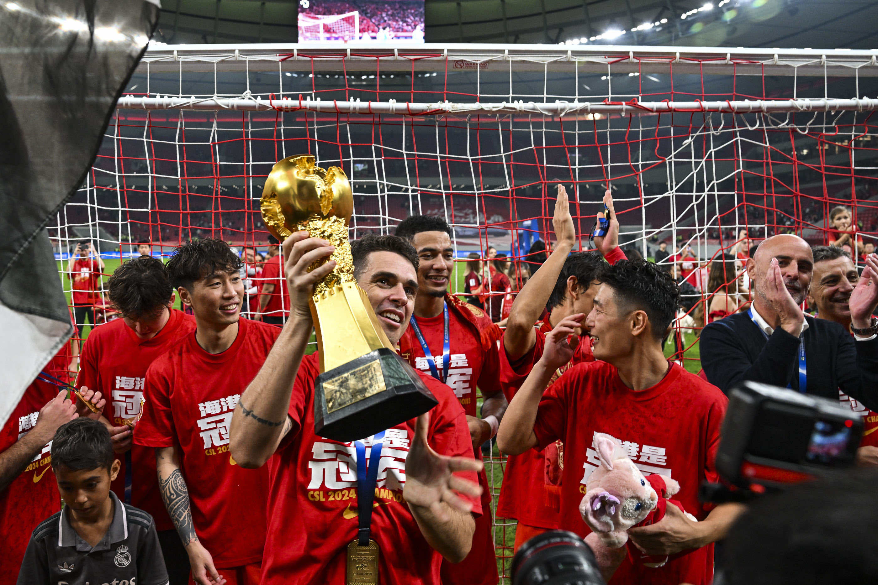 中超激情比赛引人瞩目，一幕幕精彩画面令人流连忘返