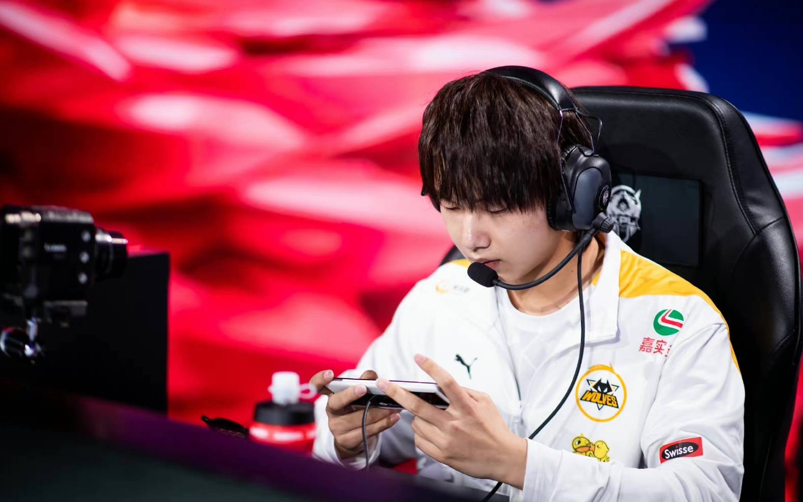 FLY鏖战LGD，Jankos团战一打五顶尖较量小组赛，引爆全场热议