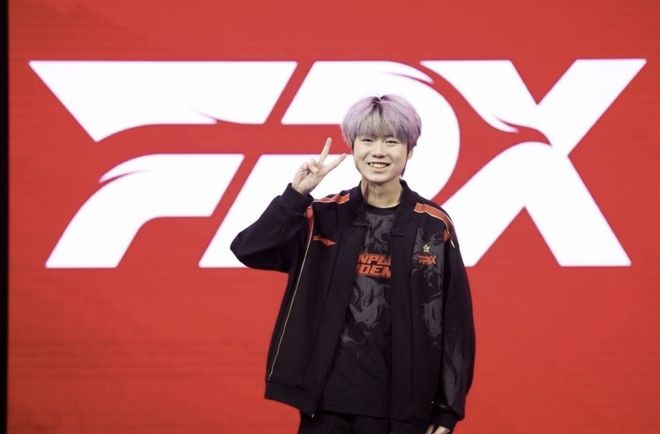 RNG险胜FPX，Caps极限生还后反打强强对话八强赛，技惊四座