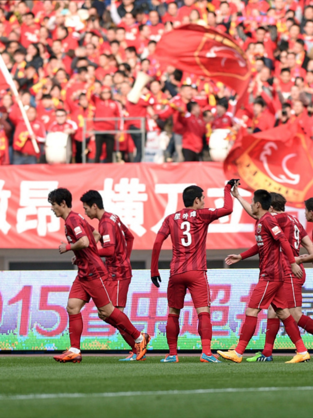 再战足球巅峰赛场，中国队力拔头筹闪耀瞩目