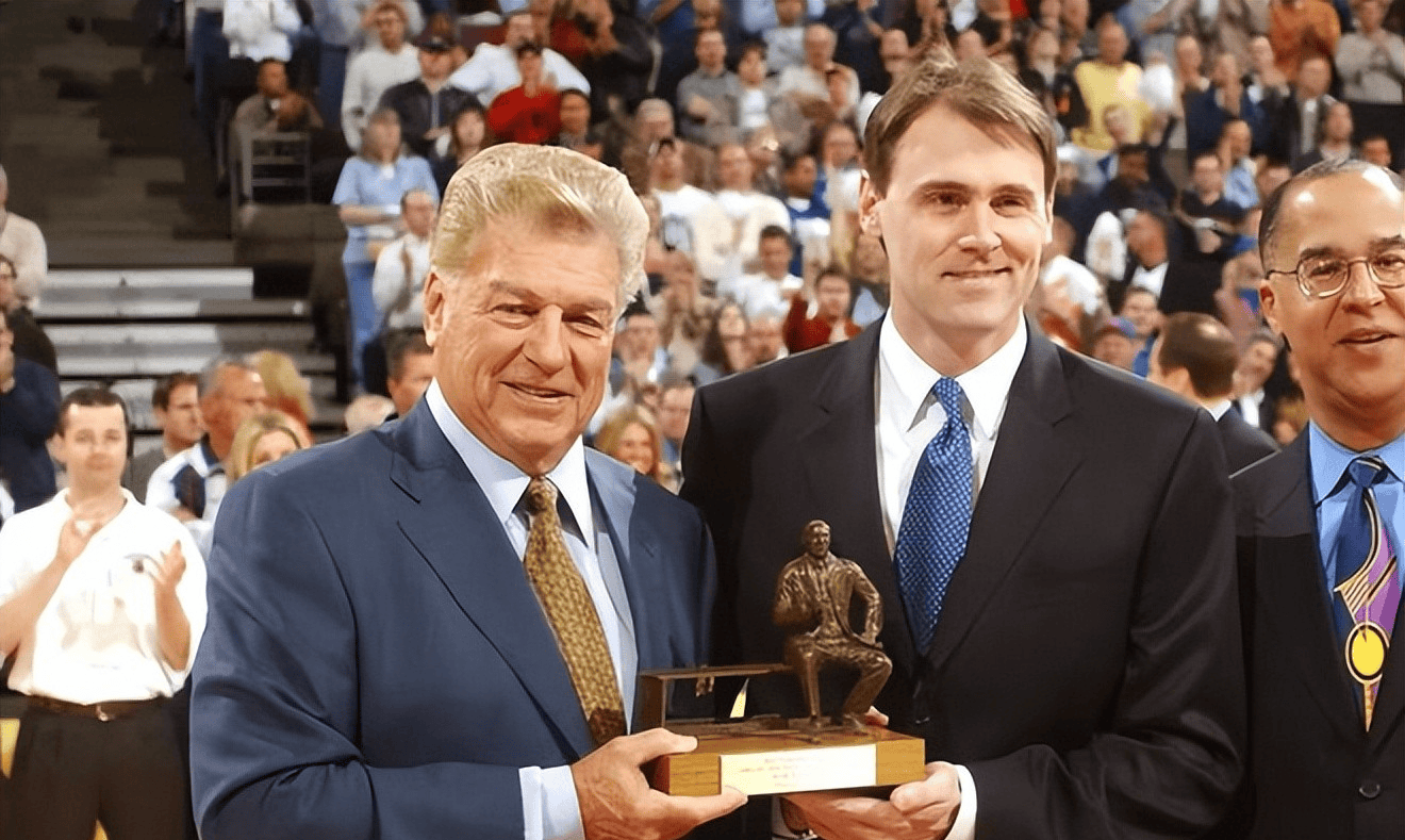 NBA季后赛：小牛主教练卡莱尔当选最佳教练