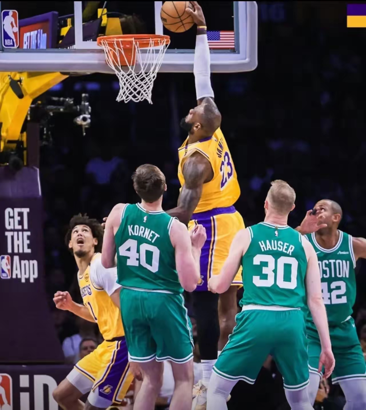 熊猫体育官方-詹姆斯带领湖人队摆脱低谷,重回胜利轨道