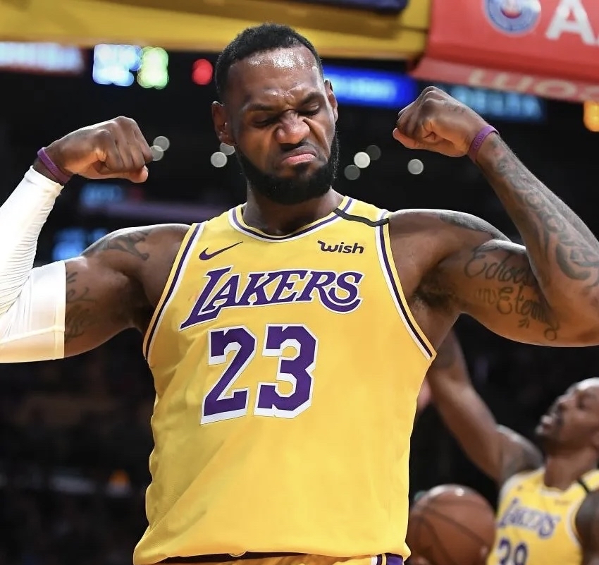 詹姆斯带领湖人队摆脱低谷，重回胜利轨道