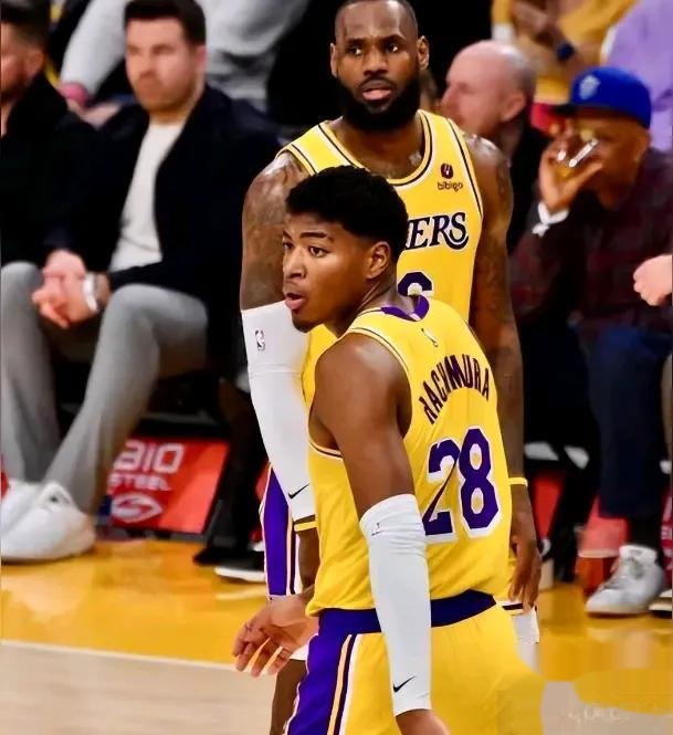 篮网队遭遇湖人队逆转，不敌对手