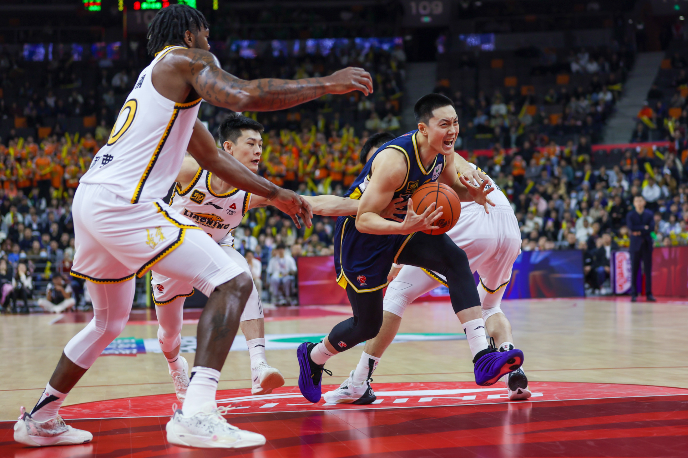 辽宁队在场上碾压对手，取得胜利