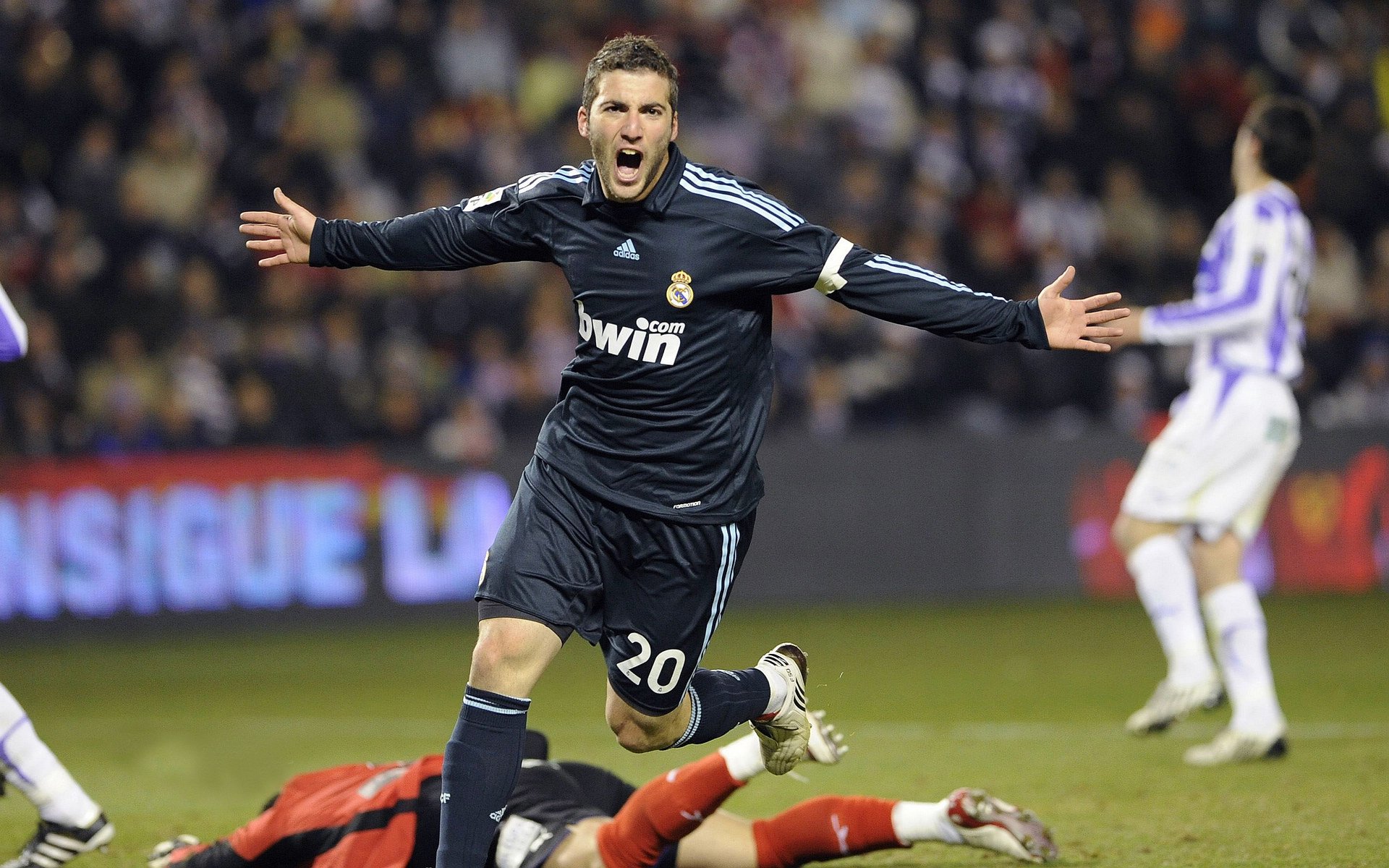 熊猫直播平台-跨越大陆的冠军之心,当德甲焦点战遥映新疆险胜北京的争冠启示